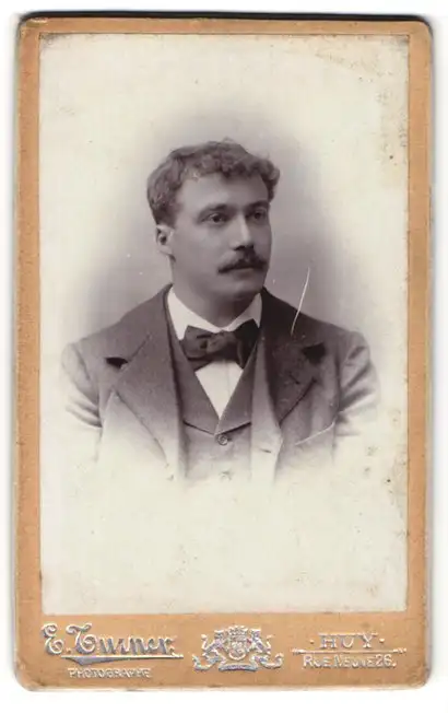Fotografie E. Turner, Huy, Rue Neuve 26, Elegant gekleideter Herr mit Schnurrbart