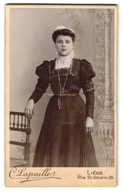 Fotografie C. Lapailles, Liège, Rue St.-Séverin, 26, Junge hübsche Dame im Kleid