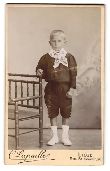 Fotografie C. Lapailles, Liège, Rue St.-Séverin, 26, Kleiner Junge in modischer Kleidung