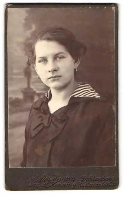 Fotografie Max Henning, Berlin-Lichtenberg, Victoriaplatz 1, Junge Dame in Matrosenbluse