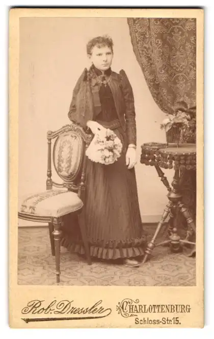 Fotografie R. Dressler, Charlottenburg, Schloss-Str. 15, Junge Dame in modischer Kleidung