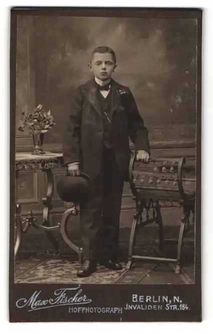 Fotografie Max Fischer, Berlin, Invaliden-Str. 164, Danziger-Str. 98, Junger Mann im Anzug mit Fliege
