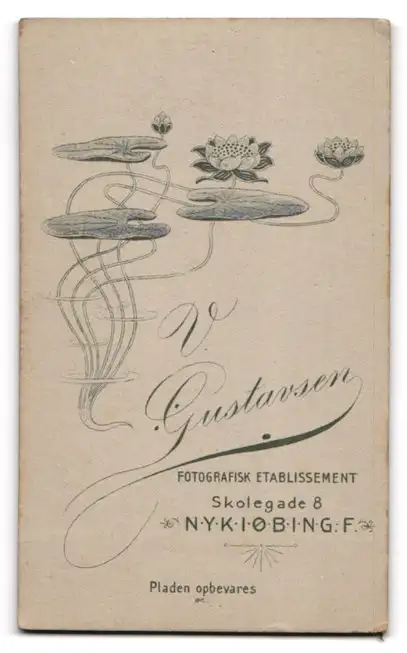 Fotografie V. Gustavsen, Nykiöbing-F., Skolegade 8, Kleines Mädchen im Samtkleid