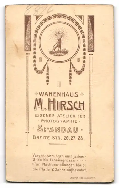Fotografie Warenhaus M. Hirsch, Spandau, Breite Str. 16-28, Bürgerliche Dame mit junger Frau und Jungen