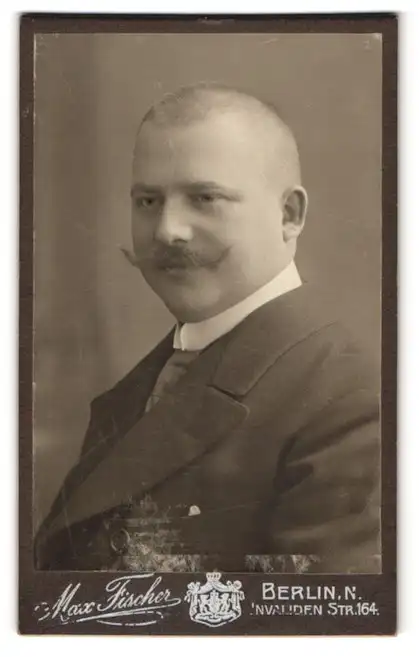 Fotografie Max Fischer, Berlin, Invaliden-Str. 164, Elegant gekleideter Herr mit Schnauzbart