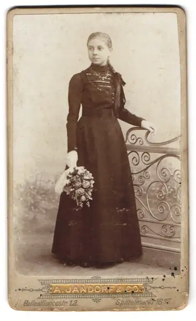 Fotografie A. Jandorf & Co., Berlin, Belle-Alliance-St. 1 & 2, Spittel-Markt 16-17, Junge Dame im Kleid mit Blumen
