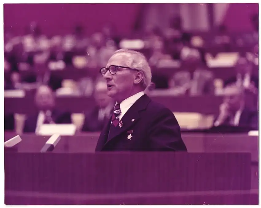 10 Fotografien unbekannter Fotograf, Ansicht Berlin, Erich Honecker spricht 1977 beim FDGB Kongress im Palast der Republi 0