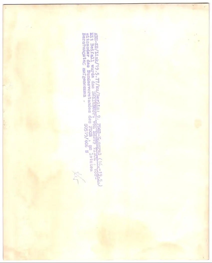 10 Fotografien unbekannter Fotograf, Ansicht Berlin, Erich Honecker spricht 1977 beim FDGB Kongress im Palast der Republi 11