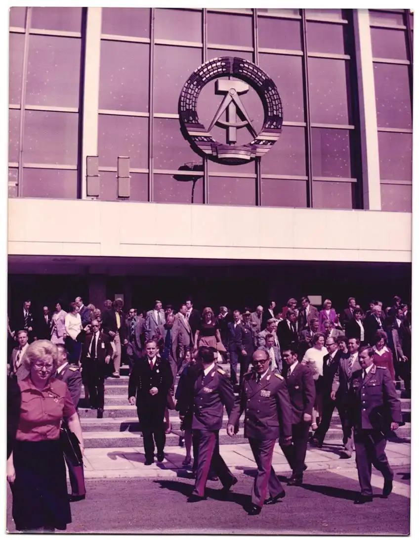 10 Fotografien unbekannter Fotograf, Ansicht Berlin, Erich Honecker spricht 1977 beim FDGB Kongress im Palast der Republi