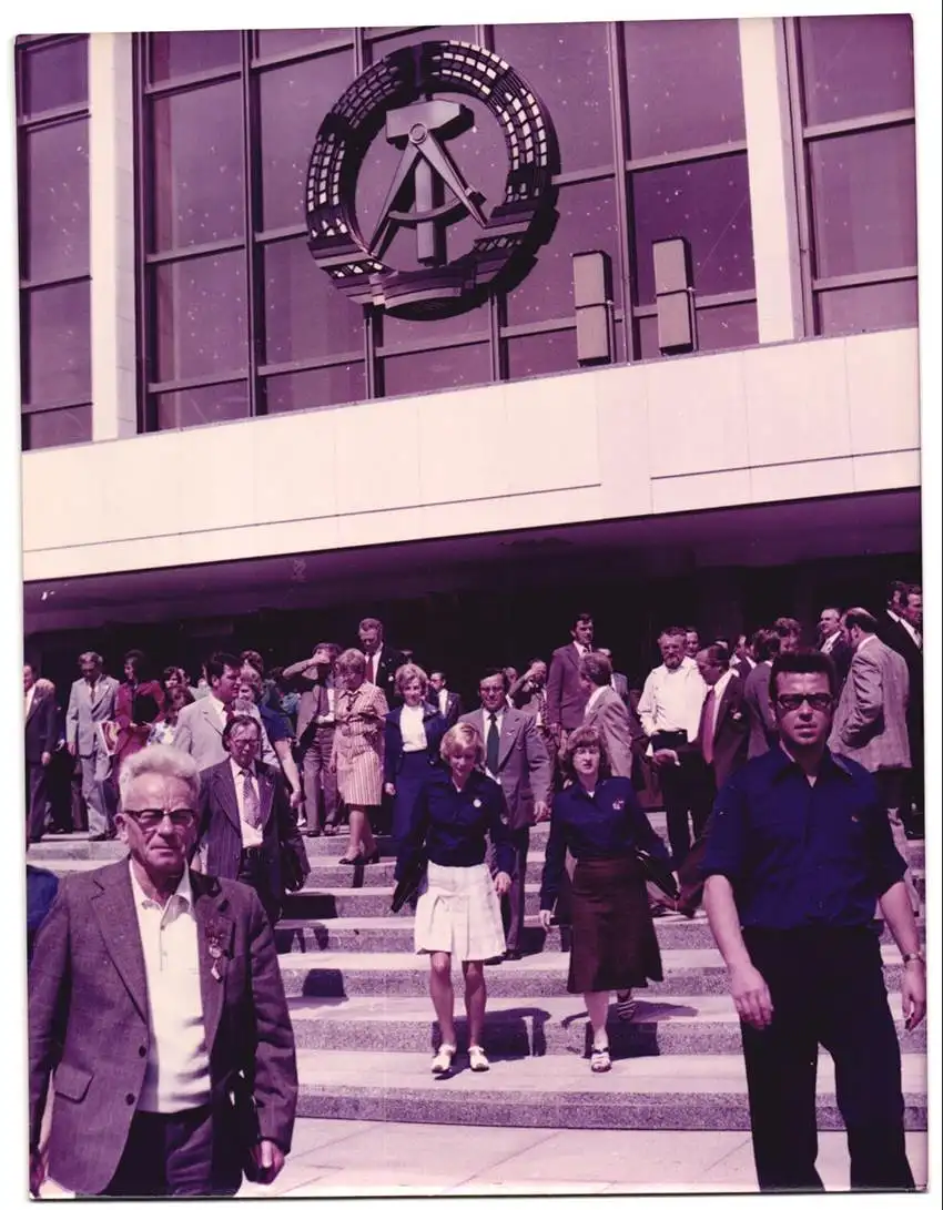10 Fotografien unbekannter Fotograf, Ansicht Berlin, Erich Honecker spricht 1977 beim FDGB Kongress im Palast der Republi