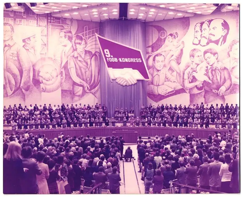 10 Fotografien unbekannter Fotograf, Ansicht Berlin, Erich Honecker spricht 1977 beim FDGB Kongress im Palast der Republi 4