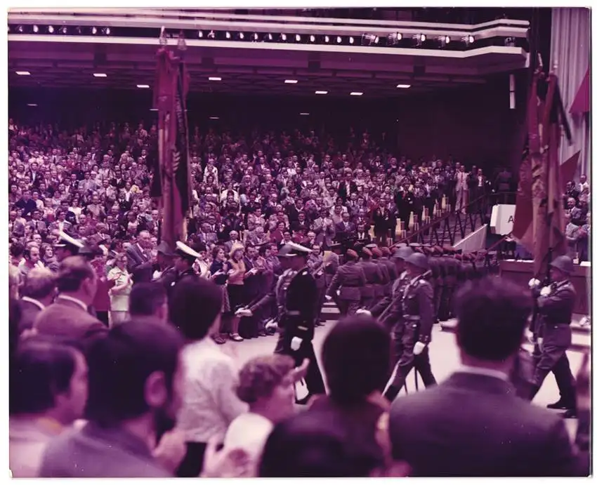 10 Fotografien unbekannter Fotograf, Ansicht Berlin, Erich Honecker spricht 1977 beim FDGB Kongress im Palast der Republi