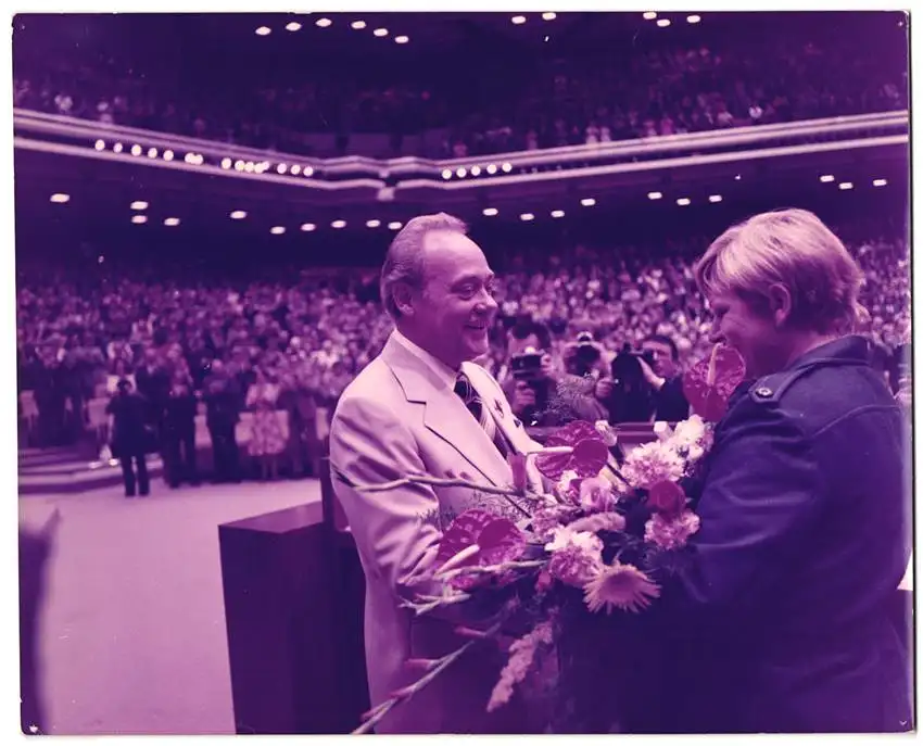 10 Fotografien unbekannter Fotograf, Ansicht Berlin, Erich Honecker spricht 1977 beim FDGB Kongress im Palast der Republi