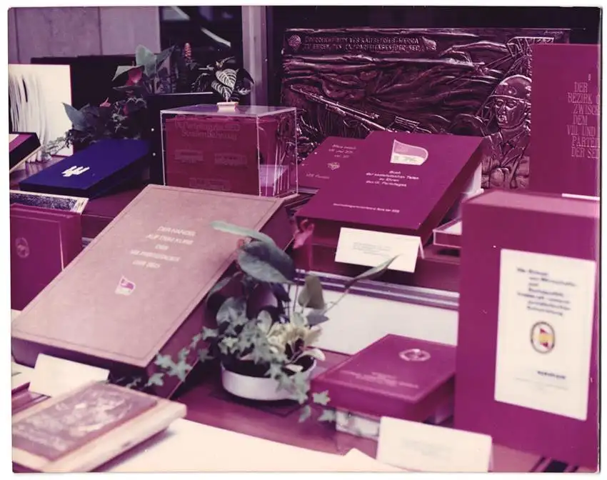 10 Fotografien unbekannter Fotograf, Ansicht Berlin, Erich Honecker spricht 1977 beim FDGB Kongress im Palast der Republi 7