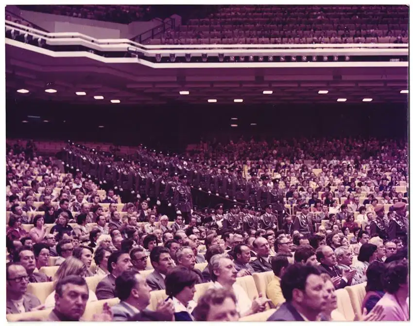 10 Fotografien unbekannter Fotograf, Ansicht Berlin, Erich Honecker spricht 1977 beim FDGB Kongress im Palast der Republi