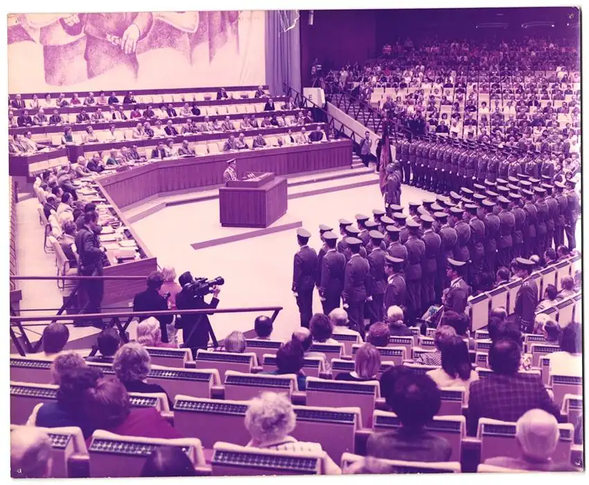 10 Fotografien unbekannter Fotograf, Ansicht Berlin, Erich Honecker spricht 1977 beim FDGB Kongress im Palast der Republi