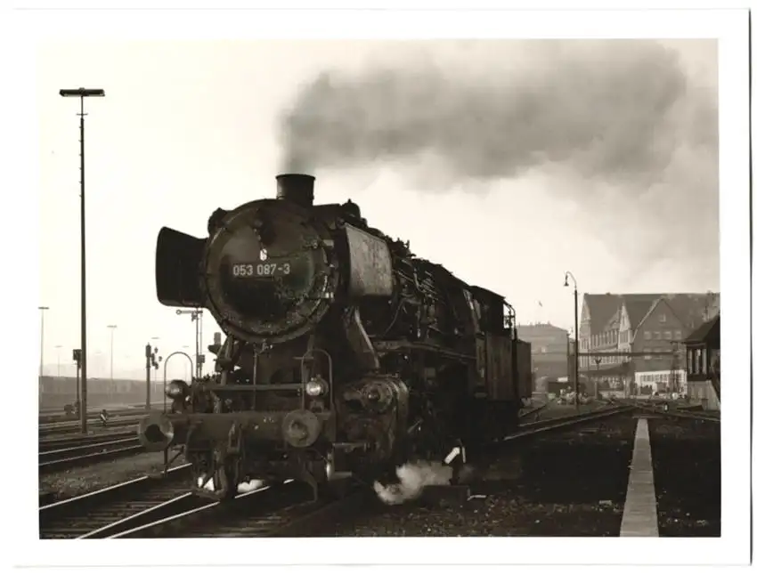 Fotografie Deutsche Bahn, Dampflok Nr. 053 087-3 mit Lokführer, Tender-Lokomotive, Eisenbahn
