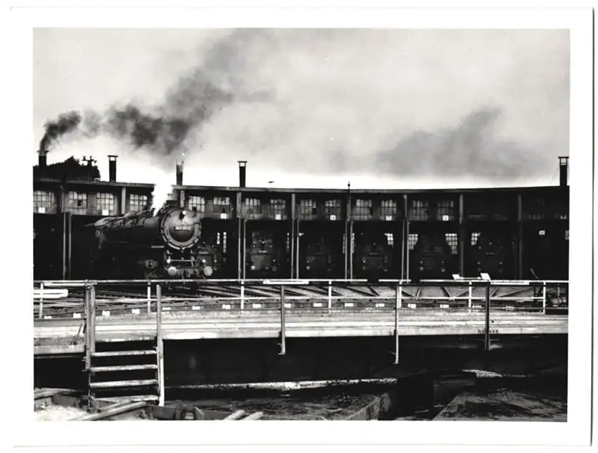 Fotografie Deutsche Bahn, Dampflok Nr. 043 131-2 im Lokschuppen, Tender-Lokomotive, Eisenbahn