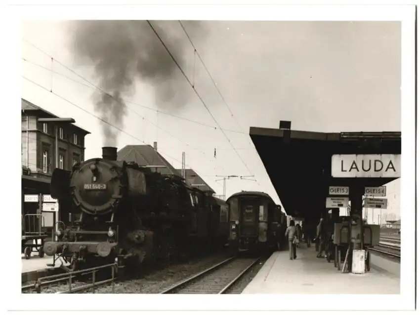 Fotografie unbekannter Fotograf, Ansicht Lauda, Deutsche Bahn, Personenzug m. Dampflok Nr. 051 540-3 im Bahnhof, Eisenba