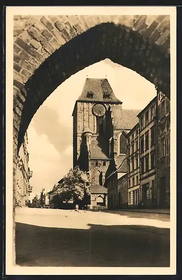 AK Thorn / Torun, Blick durchs Seglertor auf die Johanniskirche