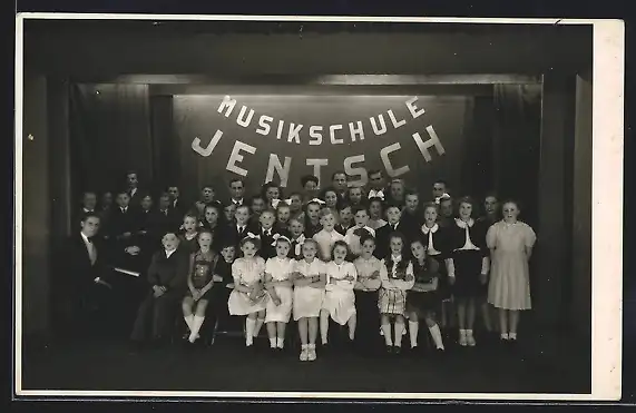 Foto-AK Wien, Musikschule Jentsch, Alberichgasse 8 /9, Teilnehmer eines Kurses