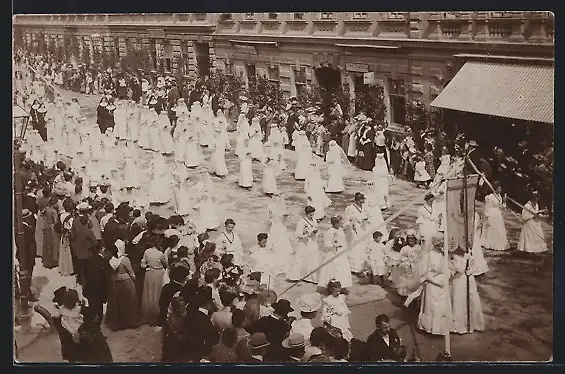 AK Wien, Strasse Kalvarienberggasse mit Prozession