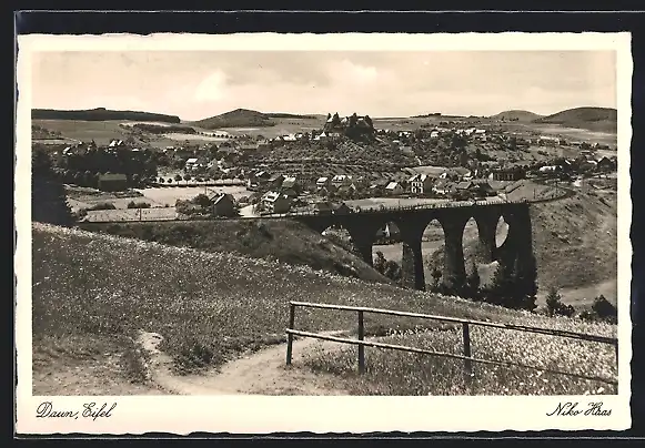 AK Daun / Eifel, Gesamtansicht mit Viadukt