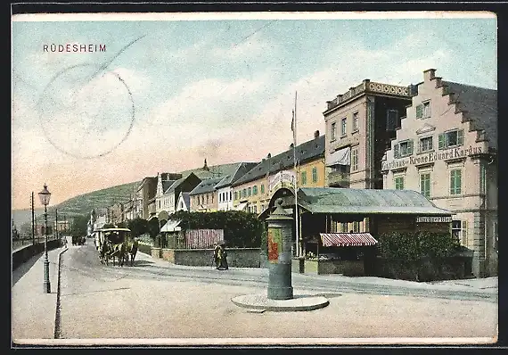 AK Rüdesheim / Rhein, Strassenpartie mit Gasthaus zur Krone und Litfasssäule