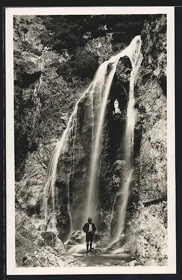 AK Grünau, Wanderer vor dem Marienwasserfall