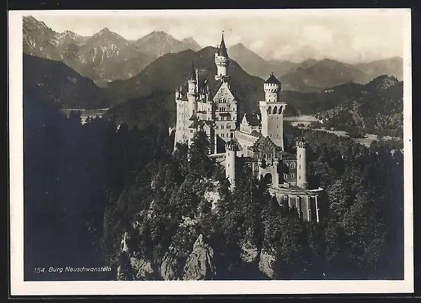 AK Burg Neuschwanstein, Ansicht aus der Vogelschau mit Bergpanorama