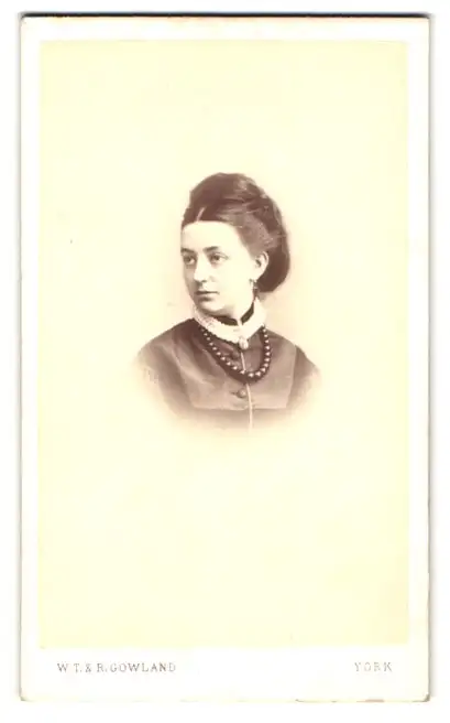 Fotografie W. T. & R. Gowland, York, Junge Dame mit Hochsteckfrisur