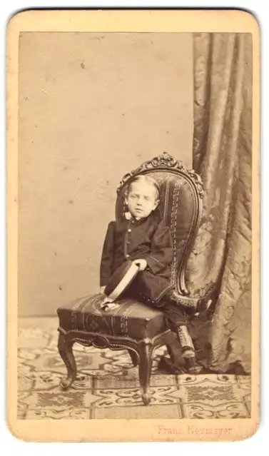 Fotografie Franz Neumayer, München, Neue Pferdstrasse 2, Kleiner Junge in hübscher Kleidung
