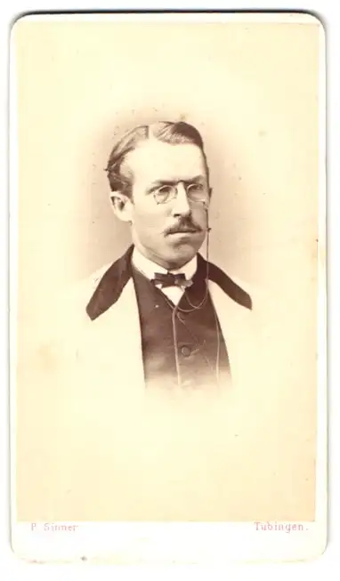 Fotografie Paul Sinner Pht., Tübingen, Gartenstrasse, Bürgerlicher Herr mit Zwicker u. Oberlippenbart