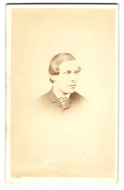 Fotografie Mayland, Cambridge, Junger Herr mit moderner Frisur