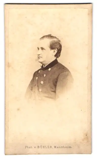 Fotografie Bühler, Mannheim, Bürgerlicher Herr mit Seitenscheitel