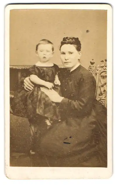 Fotografie A. Brütt, Burg auf Fehmarn, Bürgerliche Dame mit einem Kleinkind