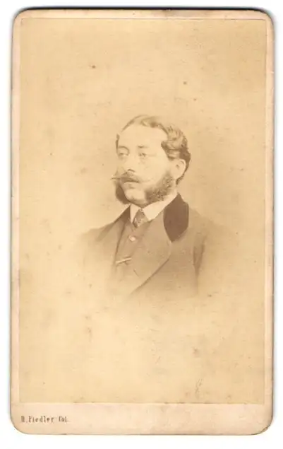 Fotografie H. Fiedler, Praha, Václav u. 783-II, Eleganter Herr mit Backenbart