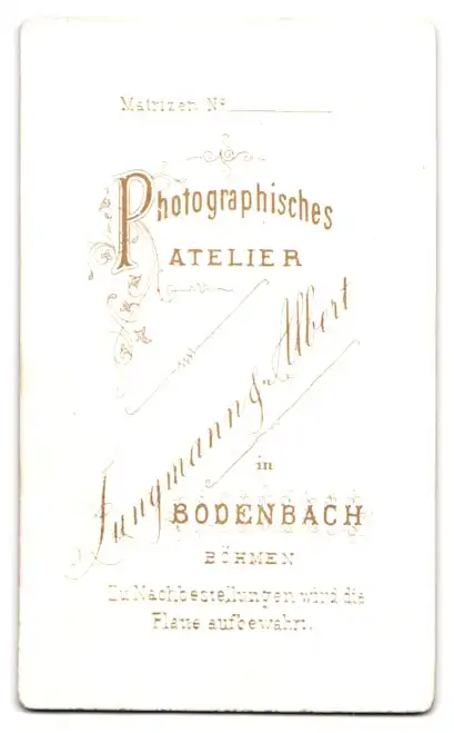 Fotografie Jungmann & Albert, Bodenbach /Böhmen, Bürgerlicher Herr mit Mutter und Tochter