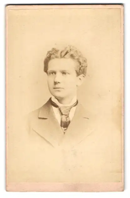 Fotografie J. Löwy, Wien, Weihburggasse, Junger Herr im Anzug mit Krawatte
