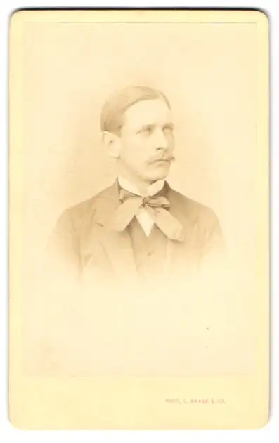 Fotografie L. Haase & Comp., Berlin, Friedrichsstr. 178, Eleganter Herr mit Schnauzbart