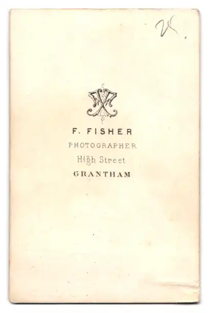 Fotografie F. Fisher, Grantham, High Street, Junger Herr im Anzug mit Fliege