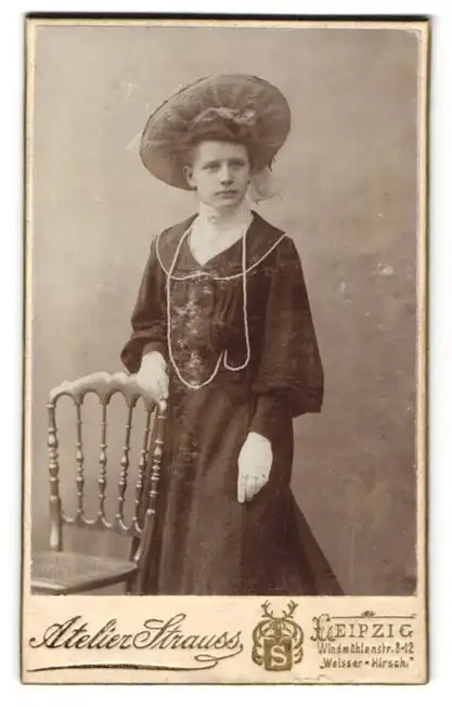 Fotografie Atelier Strauss, Leipzig, Windmühlenstr. 8-12, Junge Dame im Kleid mit Handschuhen