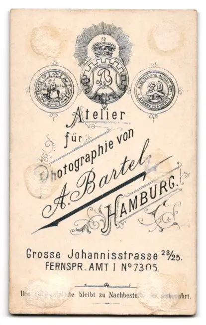 Fotografie A. Bartel, Hamburg, Grosse Johannisstrasse 23 /25, Student im Anzug mit Schirmmütze