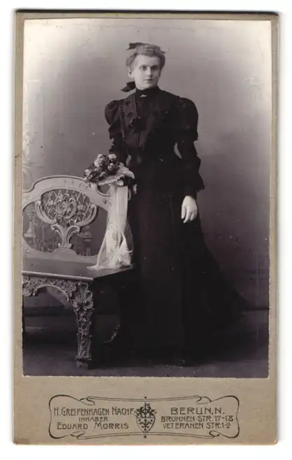 Fotografie Eduard Morris, Berlin, Brunnenstr. 17-18, Veteranen-St. 1-2, Junge Dame im schwarzen Kleid