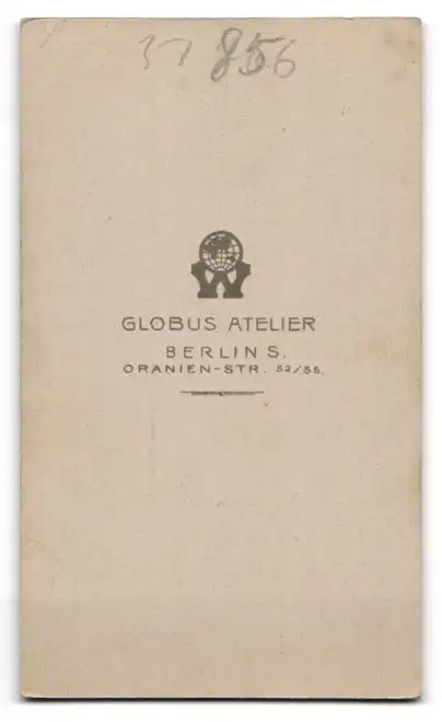 Fotografie Atelier Globus, Berlin, Oranienstr. 52-55, Junger Mann im Anzug mit Fliege