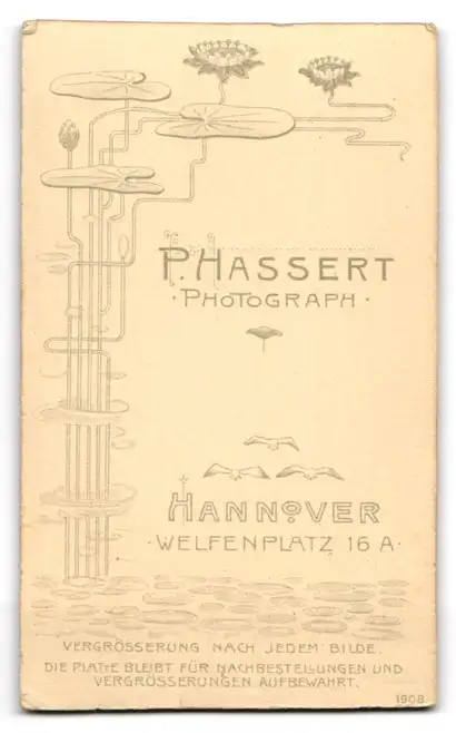 Fotografie P. Hassert, Hannover, Welfenplatz 16 A, Kleines Kind im Kleid mit Bilderbuch