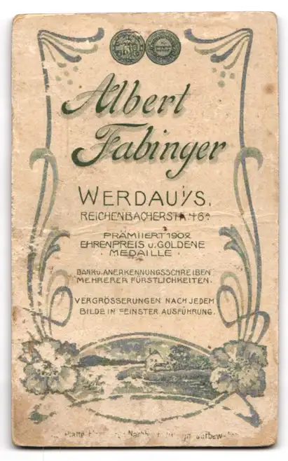 Fotografie Albert Fabinger, Werdau i. S., Reichenbacherstr. 46 A, Kleines Kind im hübschen Kleid