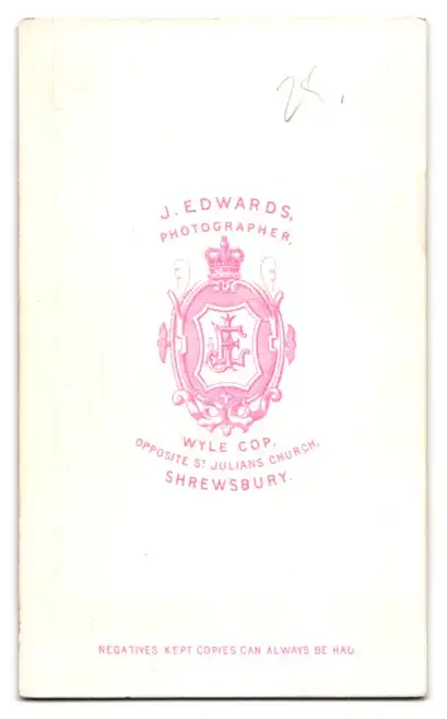 Fotografie J. Edwards, Shrewsbury, Junger Herr im Anzug mit Krawatte