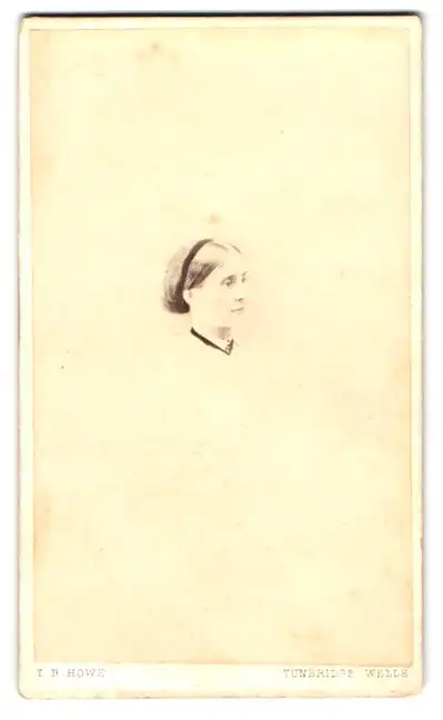 Fotografie T. B. Howe, Tunbridge Wells, 2, High St., Bürgerliche Dame mit Haarband