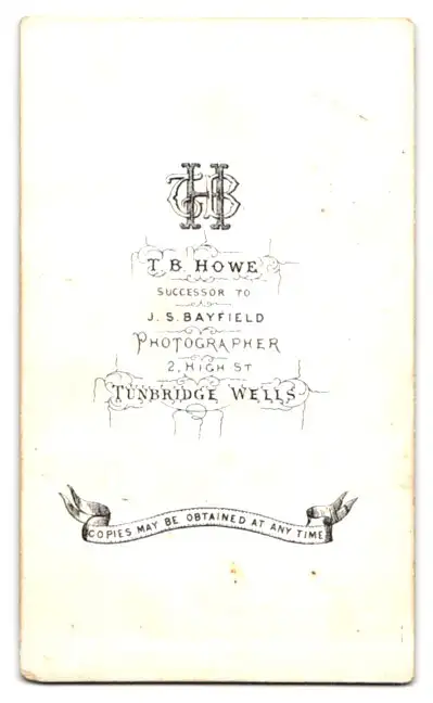 Fotografie T. B. Howe, Tunbridge Wells, 2, High St., Bürgerliche Dame mit Haarband